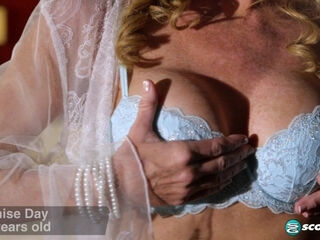 Deep-fingering Step mother of three - Homealonemilfs