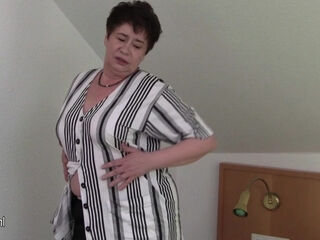 Naughty German Housewife Playing With Her Pussy - MatureNL