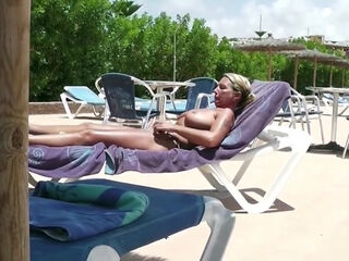 GEILE MILF MIT MEGA TITTEN IM URLAUB GEFICKT UND GEFILMT Deutsch