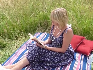 British Housewife Enjoys Outdoor Sex - MatureNL