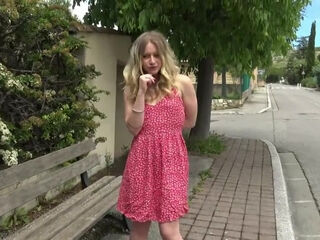 In the middle of the runway, Lily, 32, is beaming! - Jacquie et Michel TV