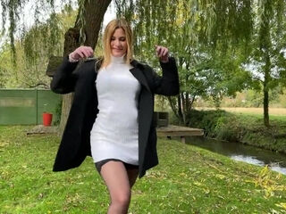 Cat In Mini wanted to keep the surprise effect... - Jacquie et Michel TV