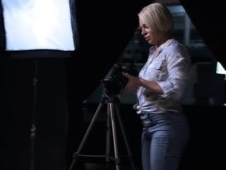 Photographer fucks with her hung client