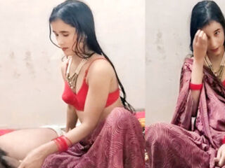 Hot bhabhi ka sharee utha ke pel diya