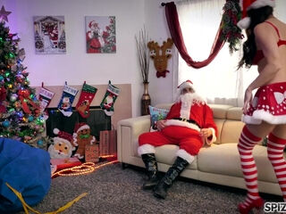 Santa Claus Is Hurt 4k - Spizoo