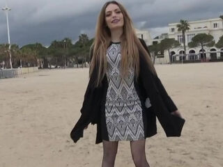 Anaïs isn't just here for the photos... - Jacquie et Michel TV