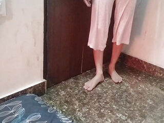 Step Father ne meri chuchi daba kar feel liya