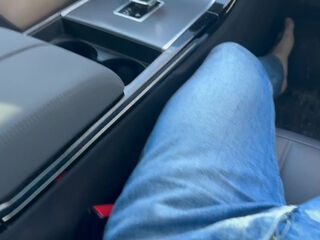 il me fait l amour dans notre voiture a l arret