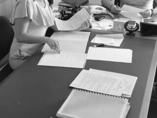 Il baise sa collègue sur le bureau