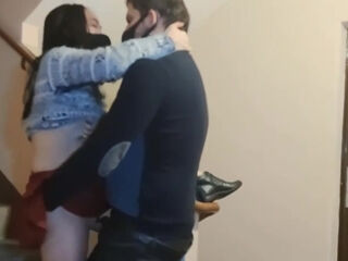 sexe avec un belle coquine asiat dans l escalier