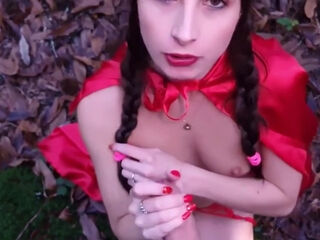la petite chaperon rouge en prend plein les fesses