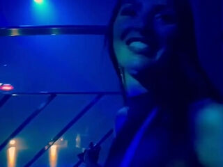 alysa se rend en club et suce un inconnu