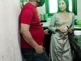 Malik ne meri chuchi daba daba kar pela
