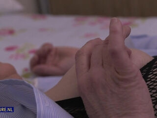 Horny British Granny Fleur Rubbing Her Mature Pussy On Bed - MatureNl