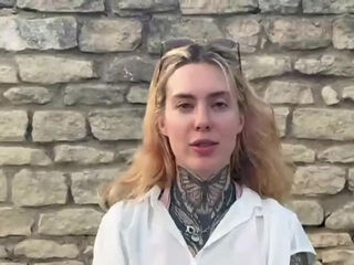 Emma, 21, is getting into pure exhibitionism! - Jacquie et Michel TV