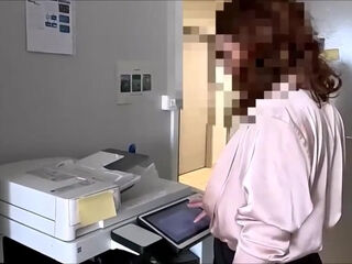 ma secretaire a forte poitrine aime l exhib
