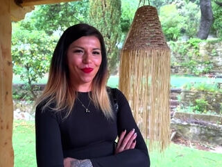 Lily Alix provides first aid in her own way... - Jacquie et Michel TV