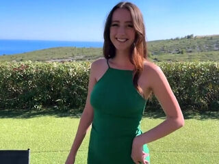 Kira is sharing with Oletsha... - Jacquie et Michel TV