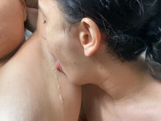 Exploring our armpits with tongue and passion: an unexpected pleasure