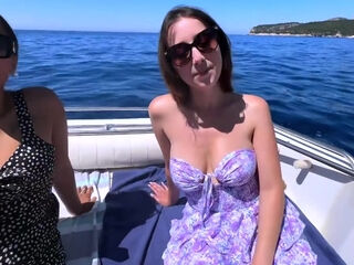 Jade does not waste a minute! - Jacquie et Michel TV