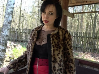 MILF Wanilianna Is Having a Lot of Fun with Herself in a Public Park