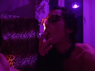 je le suce en tirant sur ma clope