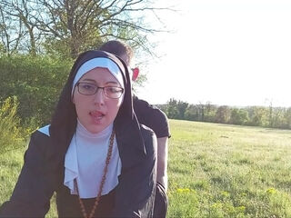 la nonne baise contre le capot