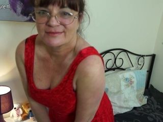 Naughty British Housewife Masturbating On Her Bed With Toys - MatureNL